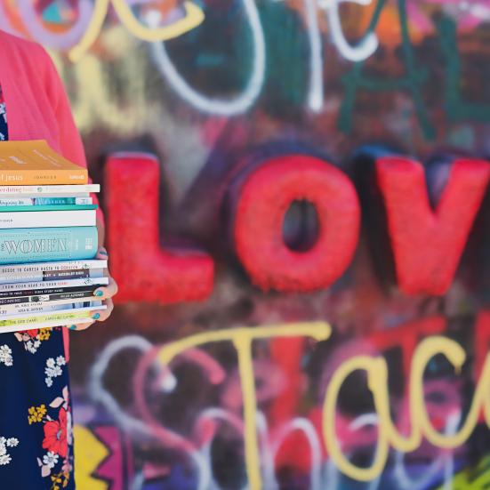 En kvinde med en stak bøger