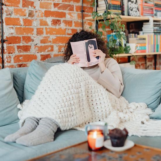 Fotos af https://kaboompics.com/: https://www.pexels.com/da-dk/foto/kvinde-afslappende-sidde-sidning-6632974/