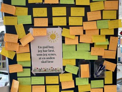 En opslagstavle fyldt af post-ots hvorpå læserne har skrevet deres anbefalinger