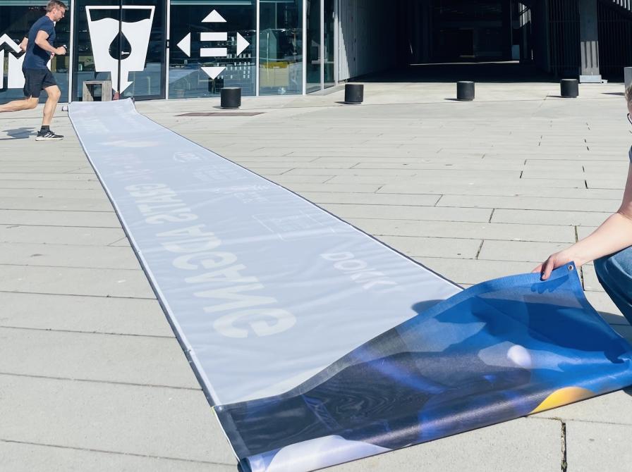 Banner rullet ud foran Verdensrummet ved Dokk1